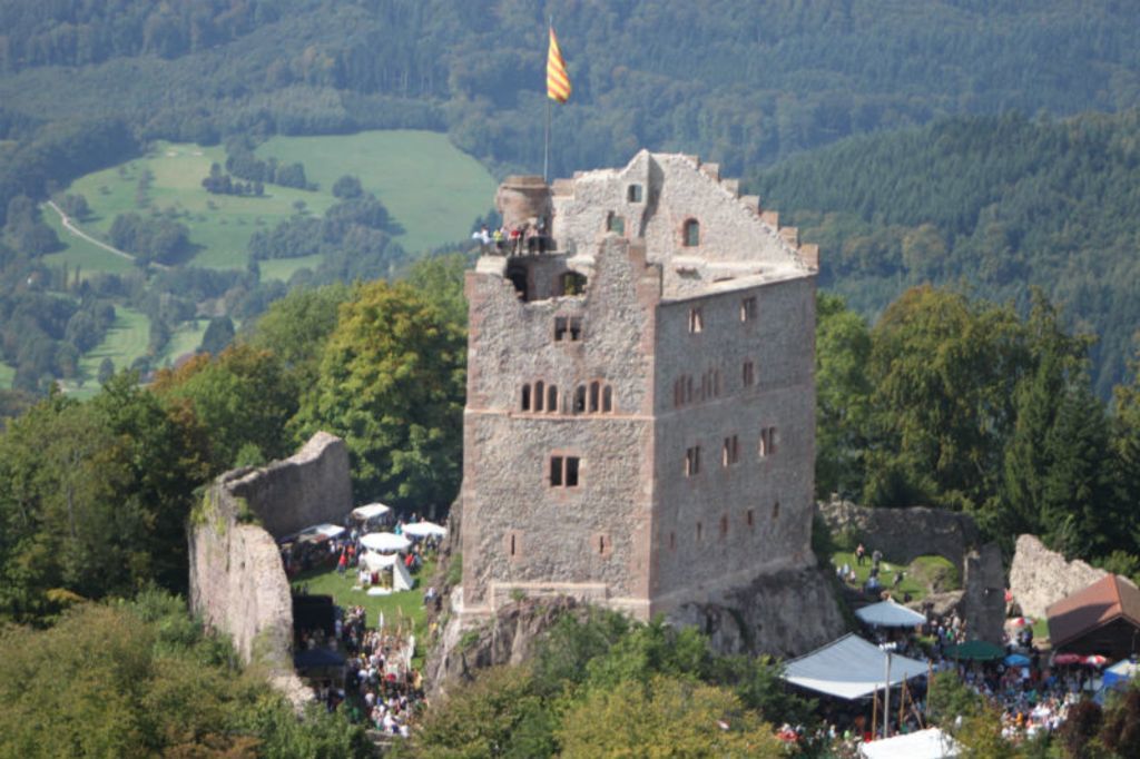 Burgruine Hohengeroldseck beim Burgfest im vergangenen Jahr aus der Vogelperspektive. In diesem Jahr steigt das Fest am kommenden Wochenende, 5. und 6. September.