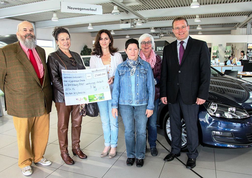 Hubertus Graf Hardenberg mit Ehefrau Mercedes, Helena Gareis, Ruth Ibach, Elisabeth Heck-Niederhofer (alle Hospizdienst) und Helmut Ganter (v.l.) bei der Scheckübergabe.