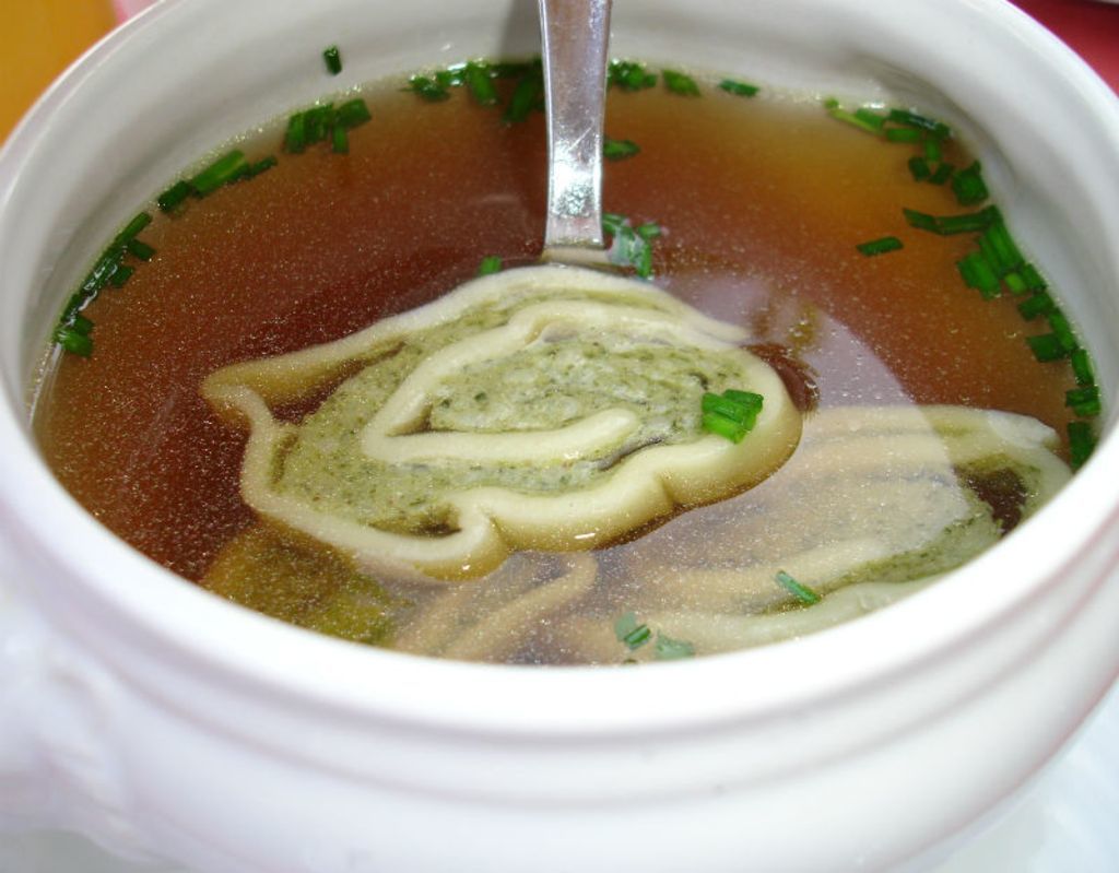 Mit einer feinen Flädlesuppe (hier mit gefüllten) beginnt in Baden oft das Mittagessen.