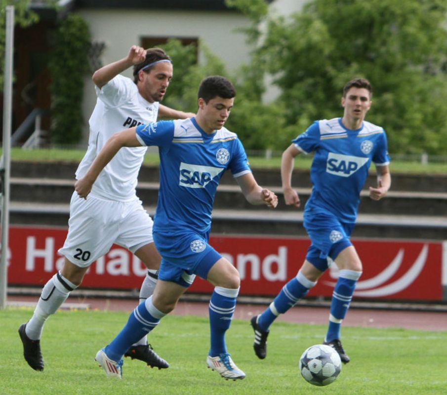 Yannick Häringer hat gegen die beiden Gästespieler in dieser Szene keine Chance.