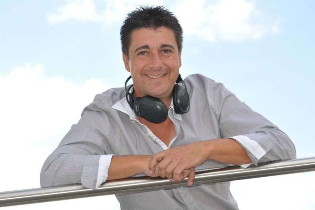 Frank Dickerhof heizt den Fans am Samstag wieder bei der Ü-30 Fete tüchtig ein.