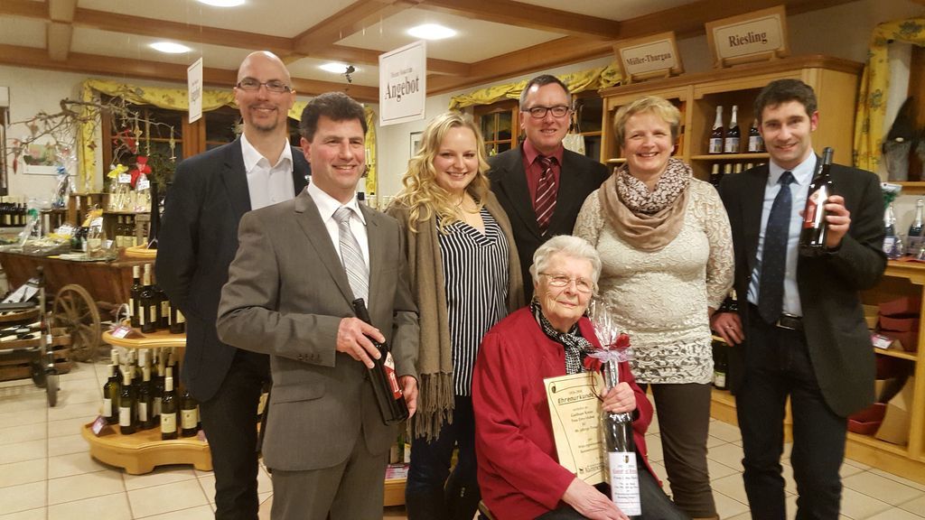 Ortsvorsteher Trudpert Hurst (von links), Kellermeister Siegfried Kiefer, Larissa Stäbler, Erna Huber (sitzend), Vorstandsvorsitzender Meinrad Hurst, Ursula Stäbler und Geschäftsführer Georg hatten mit Gästen viel zu feiern.