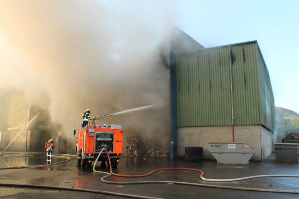 Hausmüll in Brand: Einsatzkräfte verschiedener Feuerwehren aus dem Umkreis waren die ganze Nacht im Einsatz.