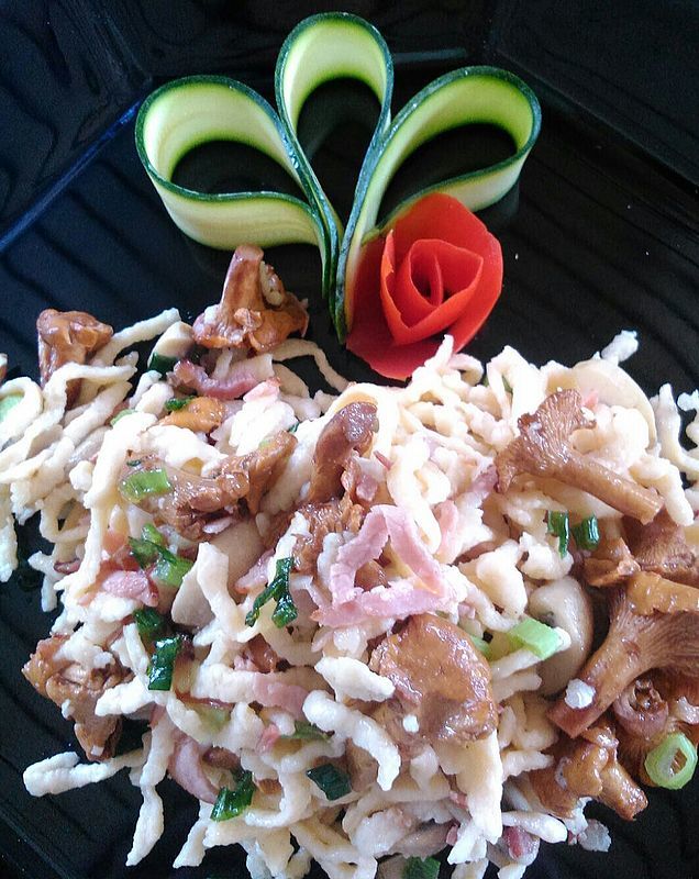 Eine überraschende und sehr leckere Salatvariation: warmer Spätzlesalat mit Pfifferlinge.