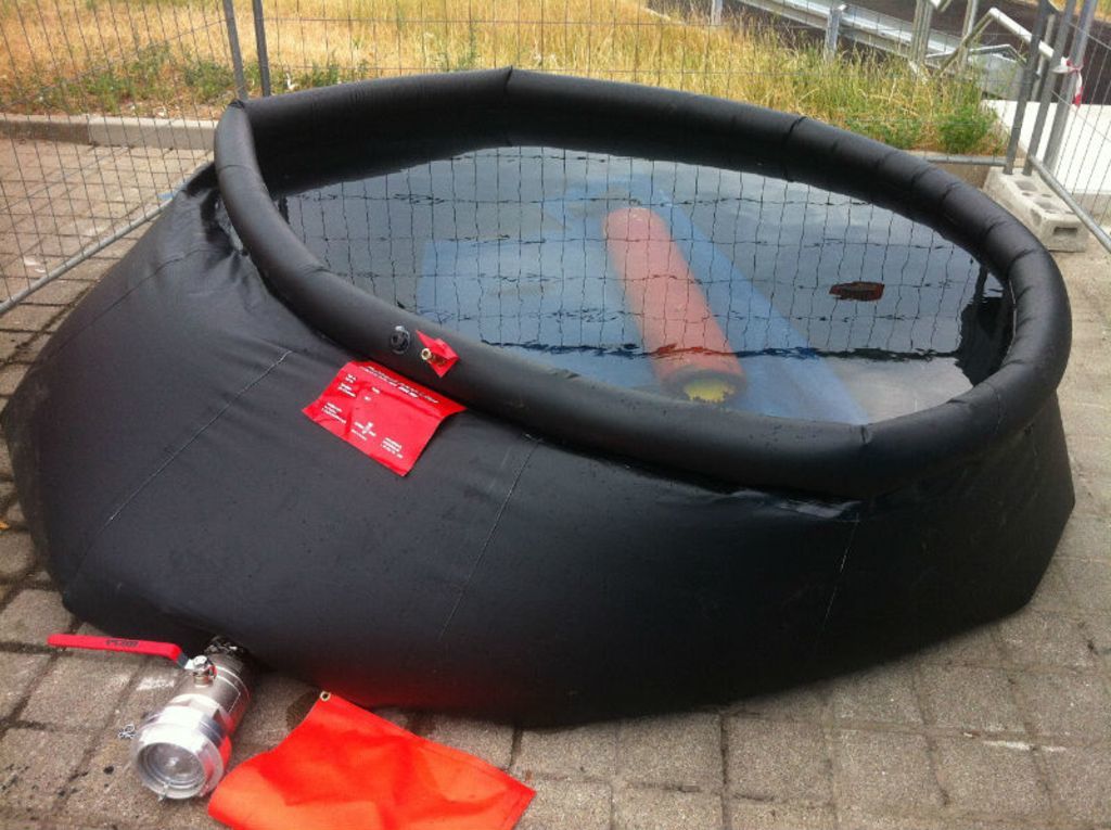 Eine Acetylenflasche, die Feuer gefangen hatte, wurde gelöscht und schließlich von der Feuerwehr in Wasser gekühlt.