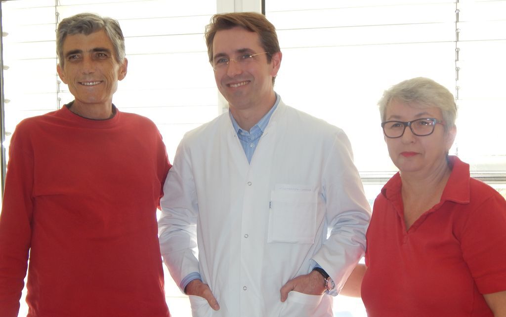 Glücklich nach gelungener OP: Chefarzt Ralf Sodian mit Patient Bosidar Bulic und dessen Frau Tomislava.