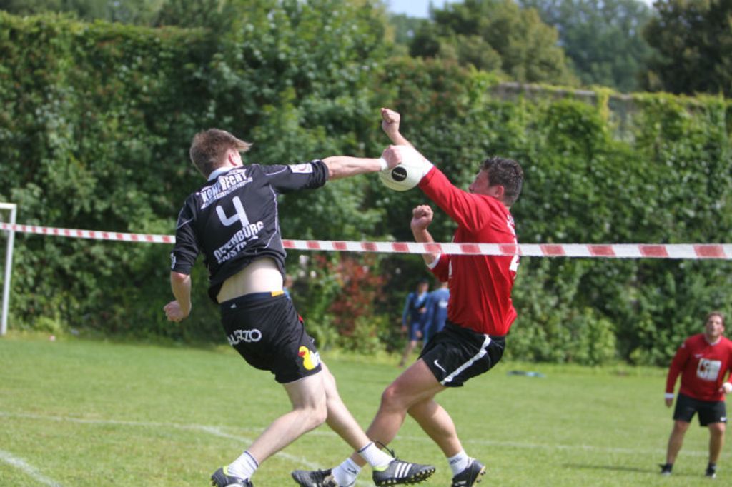 Leinenduell auf dem alten Sportplatz in Kippenheim