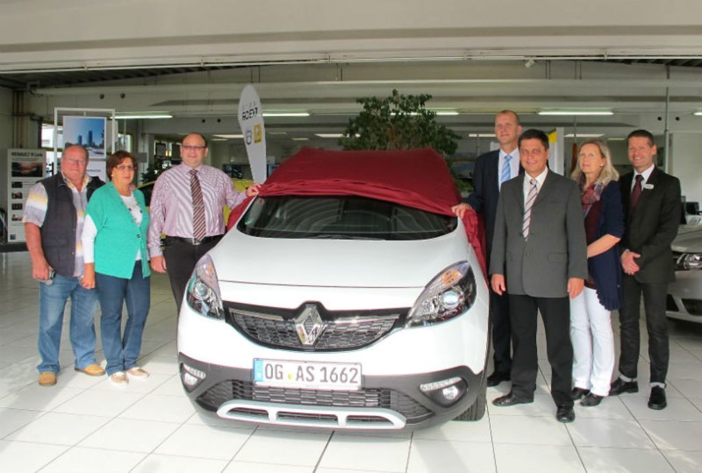 Ein moderner Traum in Weiß – Gewinnübergabe in Achern beim Autohaus Tabor.