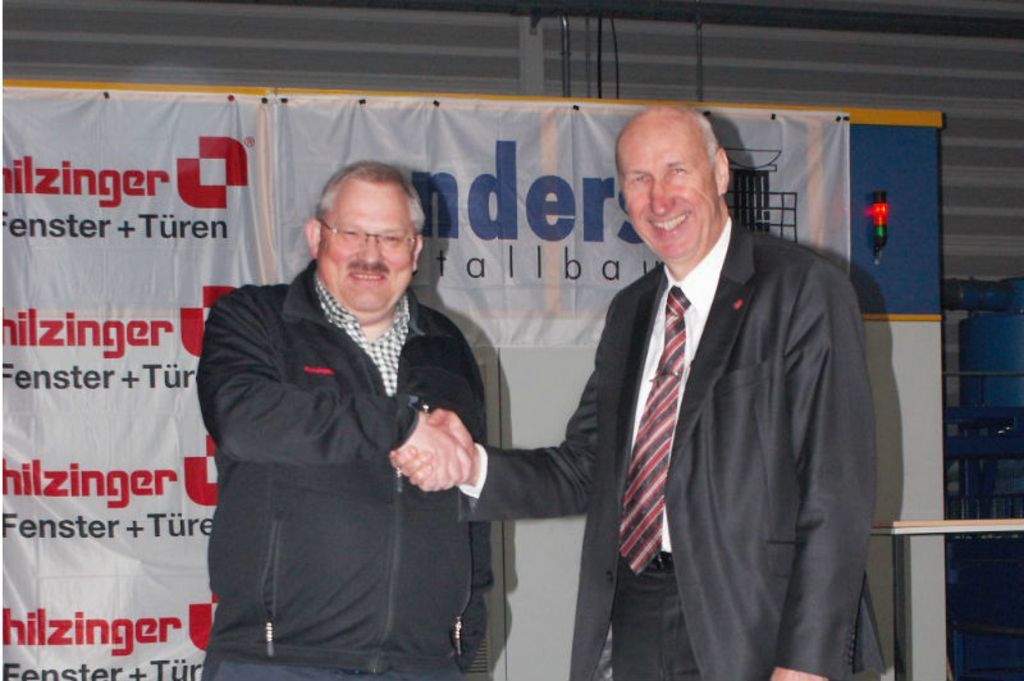 Auf gute Zusammenarbeit: Helmut Hilzinger, Hilzinger-Gruppe, und Oskar Anders von Anders Metallbau.