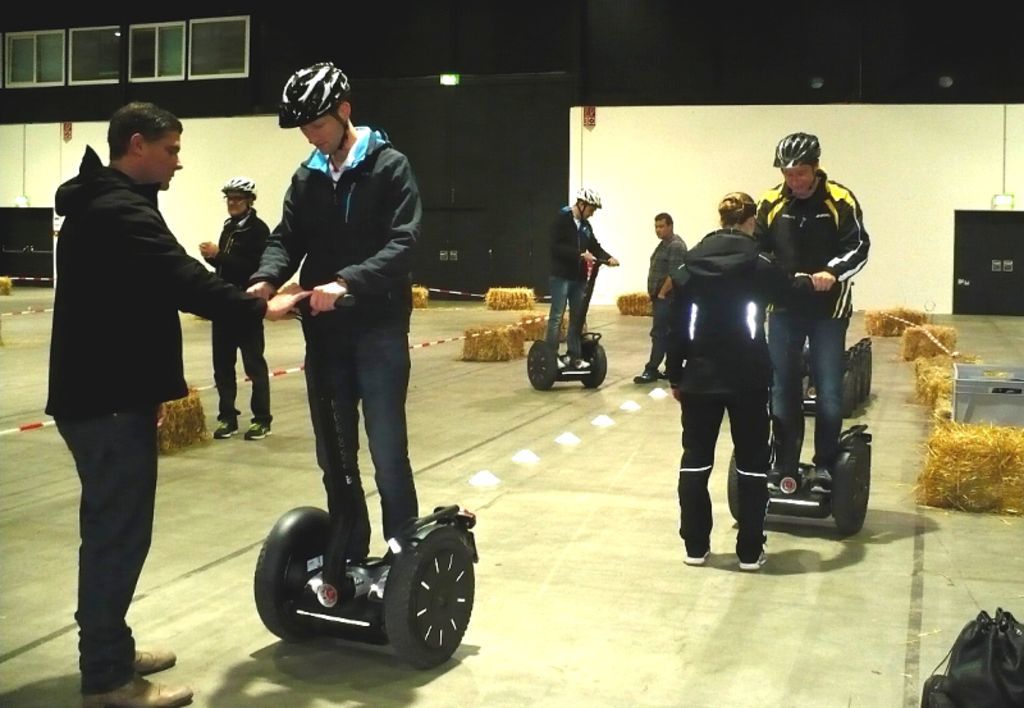 Wie fahre ich auf einem Segway? Mitarbeiter der Durbacher Firma Wein Events und Action GmbH erklären und weisen ein.