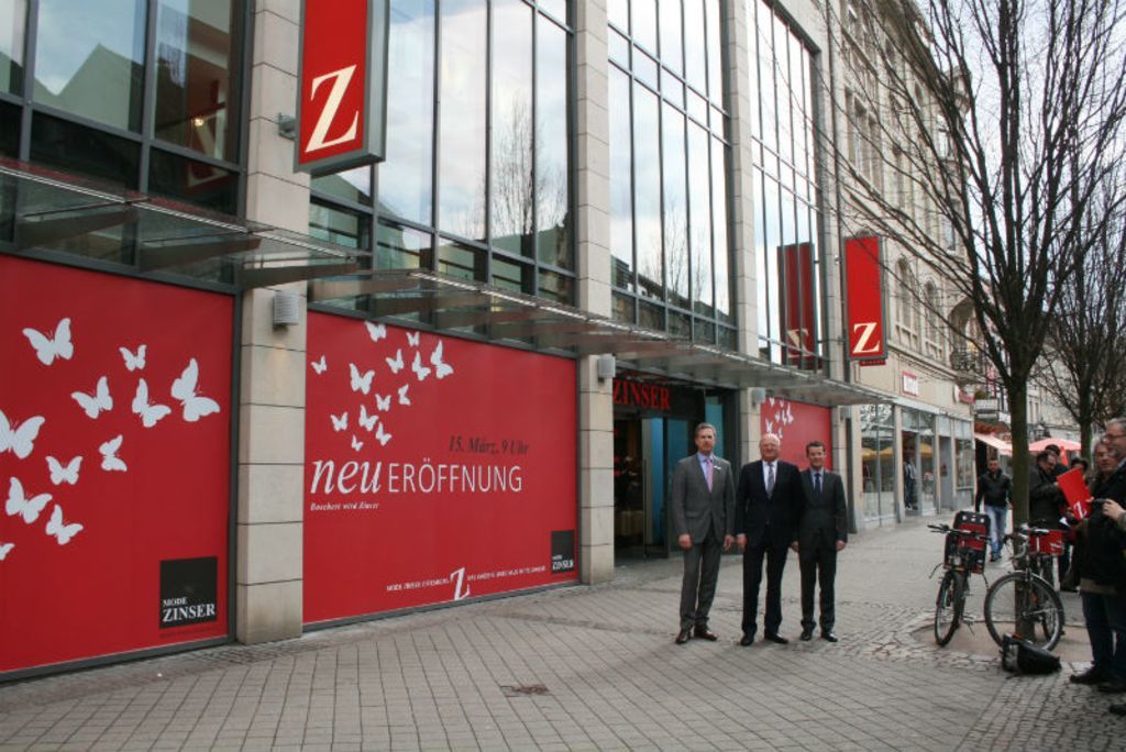 Aus Mode Boschert wird Mode Zinser (v.l.): Verkaufsleiter Christian Klemp, Firmenchef Hans-Joachim Zinser und Offenburgs Geschäftsführer Stefan Rinderknecht.