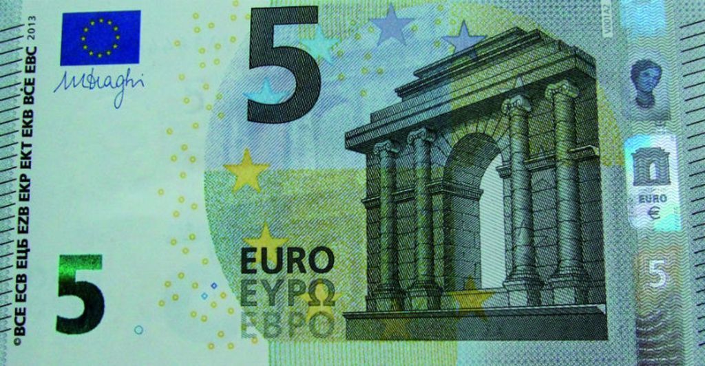 Die neue Fünf-Euro-Banknote stellt derzeit noch einige Automaten auf die Probe.