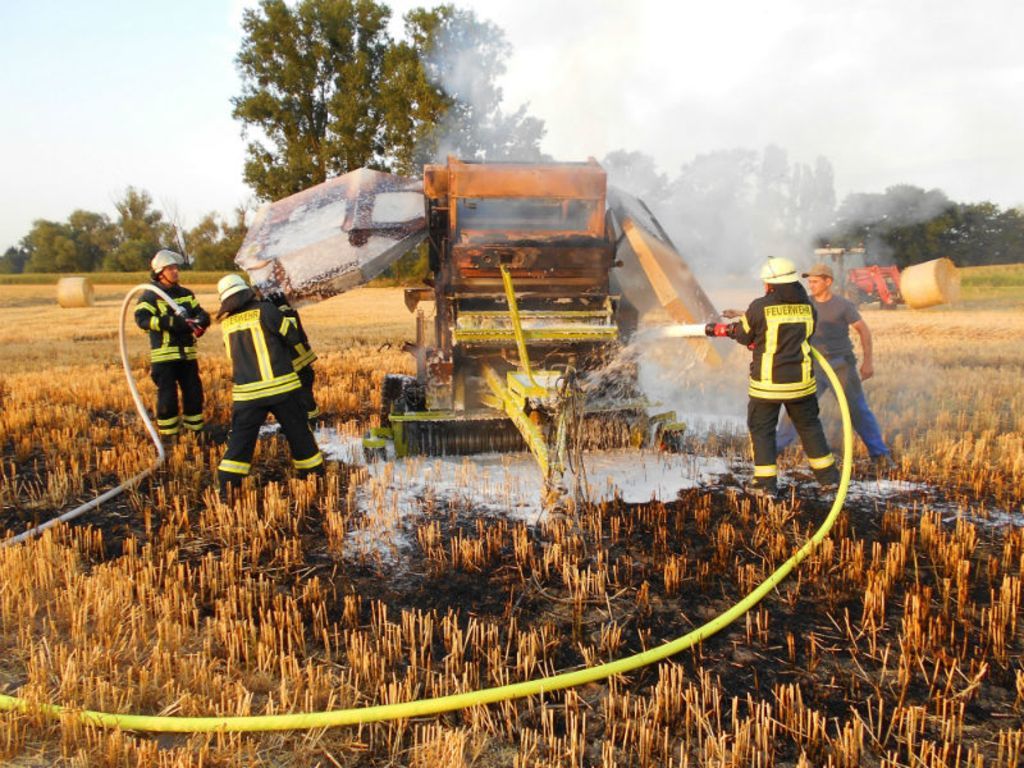 Eine Strohballenpresse auf einem Feld zwischen Kehl und Bodersweier war in Brand geraten.