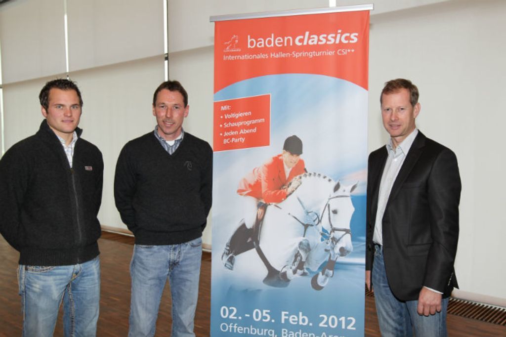 . Foto: dh
Offenburg. Die Baden Classics lassen nicht mehr lange auf sich warten. Für das internationale Zwei-Sterne-Turnier, vom 2. bis 5. Februar in der Messe Offenburg-Ortenau, warben allen voran die drei Teilnehmer Rolf-Göran Bengtsson, Hans-Dieter Dreher und Alexander Schill. Bengstsson zieht es nach 2009 zum zweiten Mal nach Offenburg, dieses mal allerdings als amtierender Europameister und Weltranglisten-Erster. Hans-Dieter Dreher ist der baden-württembergische Shooting-Star der Springreiter,
