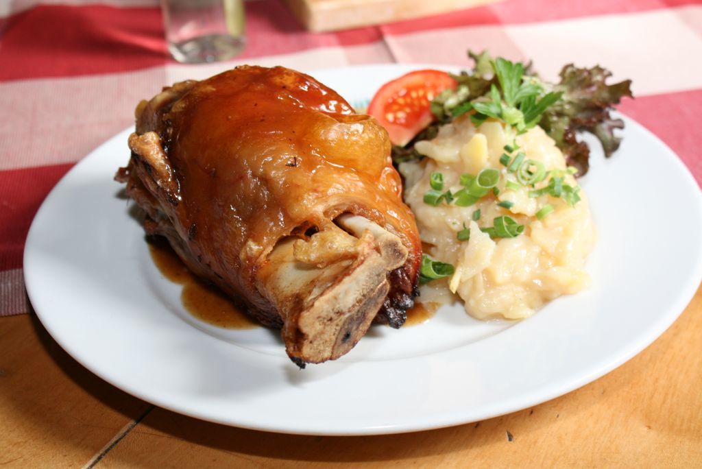 Der perfekte Begleiter zu einer Maß Bier auf dem Oktoberfest sind Grillhaxen.