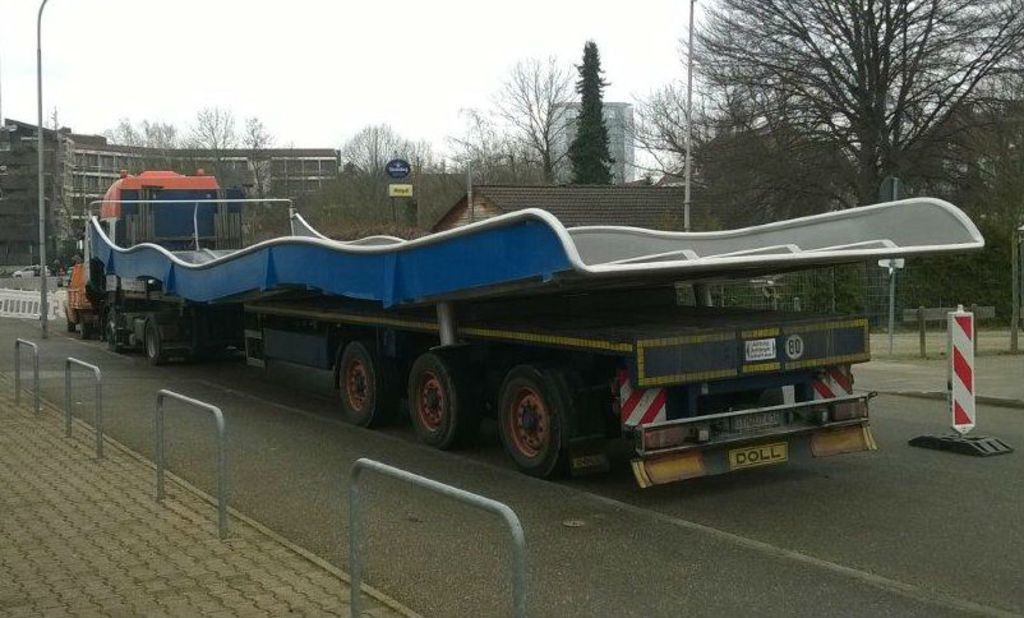 Per Schwertransport wurde die Rutsche auf das Gelände der TBO gebracht.