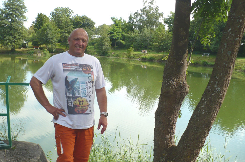 Am Seewinkel in Offenburg: Jürgen Isenmann vom Angelsportverein erklärt den Fischbestand.