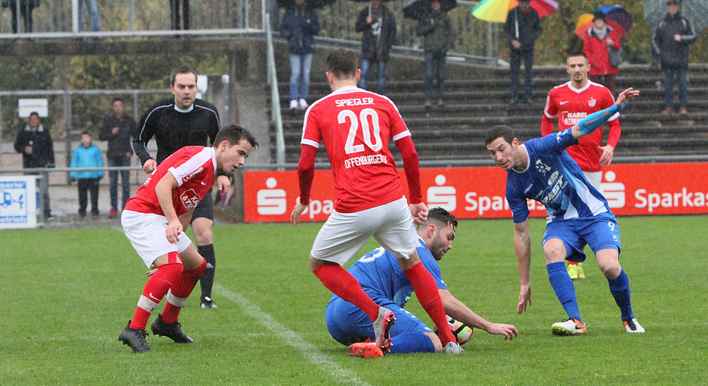Packende Szenen gab es beim Oberliga-Derby zwischen dem Offenburger FV und dem SV Oberachern, das die Acherner Vorstädter mit 4:2 gewannnen und die neue Nummer eins der Ortenau sind.
