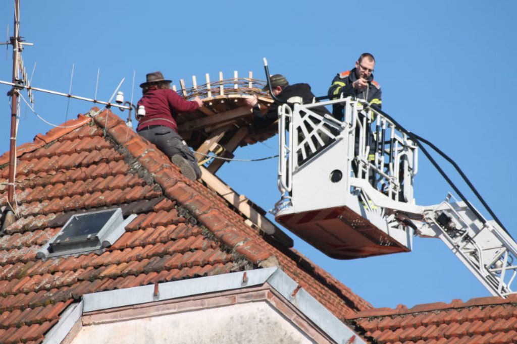 Geschafft: Das Nest wird auf dem Gestell platziert, miteinander durch Schrauben verbunden und schließlich auf dem Dachfirst verankert.