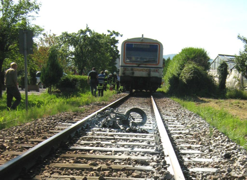 Der Roller wurde von dem Triebwagen mitgeschleift und überrollt.