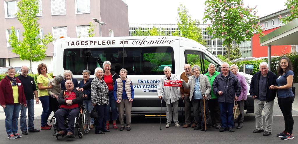 Die Tagespflegegäste freuen sich bereits heute auf die Ausflüge, die zusätzlich mit diesem Fahrzeug unternommen werden können.