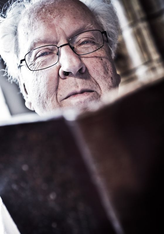 Ein Koch mit einer bibliophilen Ader: Ernst Birsner war Küchenchef im Burda Kochstudio und sammelt alte Kochbücher sowie Menü- und Speisenkarten.
