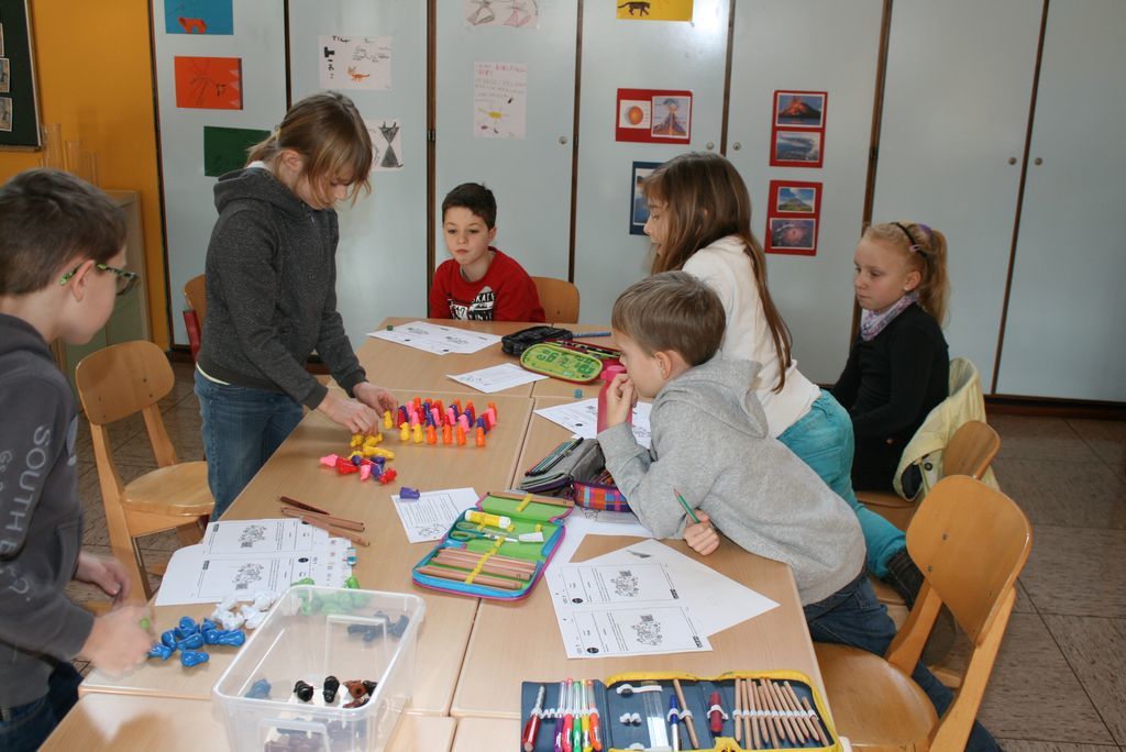 Ein mathematisches Problem, das so manchen Erwachsenen fordert, lösen die Kinder auf spielerische Weise.