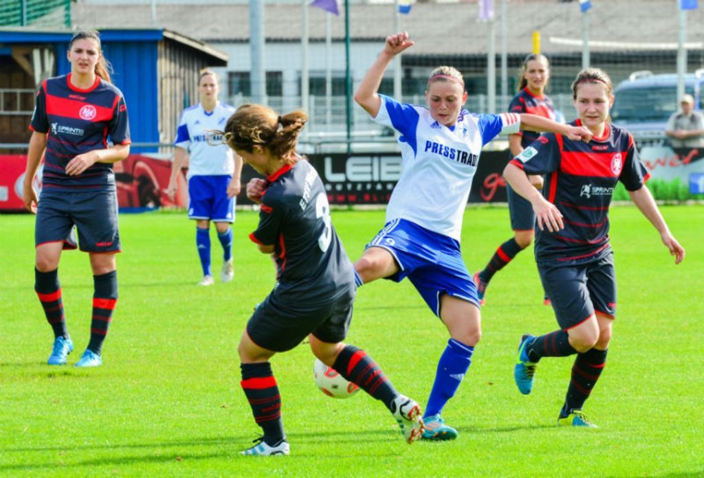 Christine Veth (in Weiß) kann sich immer wieder bei den Bundesligaspielen gut in Szene setzen.