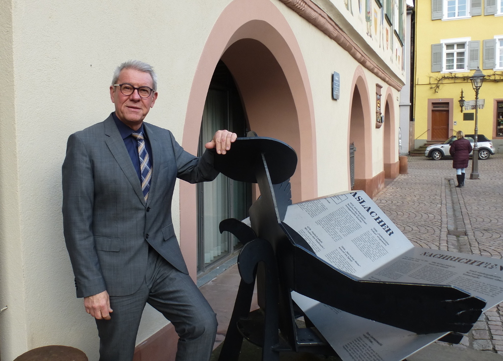 Bürgermeister Heinz Winkler vor dem Haslacher Rathaus.