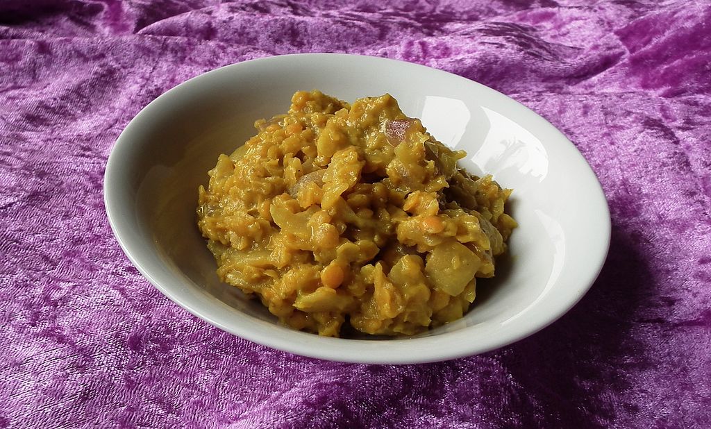 Dal ist ein beliebtes indisches Gericht, das aus Linsen besteht und vegetarisch ist.