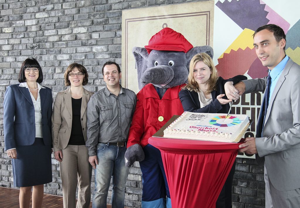 Würdigen den Geburtstag der Oberrhein-Messe (v.l.): Anthea Götz (E-Werk), Kirstin Niemann (Stadt Offenburg), Jens Piermeier und „Benjamin Blümchen“ (beide Eddy‘s Kinderland) sowie Sandra Kircher und Alexander Fritz (beide Messe Offenburg-Ortenau).