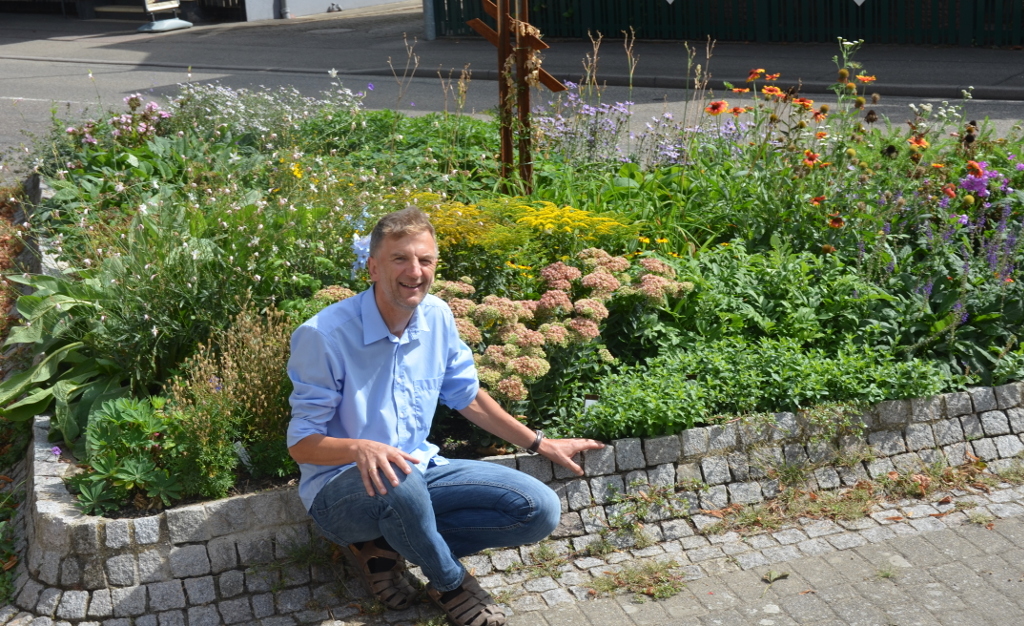 Frank Wagner vom städtischen Betriebshof vor dem Staudenbeet auf dem Kirchplatz in Auenheim, das 2015 bepflanzt wurde.