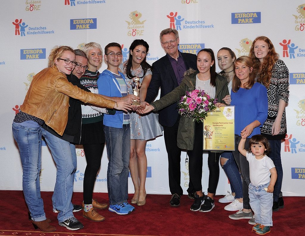 Die strahlenden und freudigen Gewinner des Europa-Park Junior-Club-Sonderpreises: der 8-Rat mit Miriam Mack, Botschafterin des Deutschen Kinderhilfswerks, und dem Freiburger Bürgermeister Ulrich von Kirchbach (Mitte).