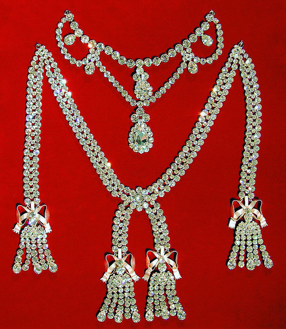 Das Original dieses „Colliers“, das berühmte „Halsband der Königin“, spielte die Hauptrolle in der weltweit bekannten Halsband-Affäre. Kardinal Rohans fiel auf die angebliche Gräfin Jeanne de la Motte herein und flüchtete am Ende nach Ettenheim.