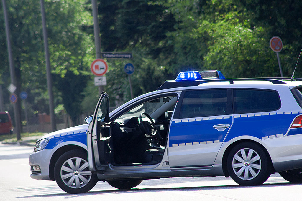 Wenn ein Asylbewerber oder -berechtigter eine schwere Straftat begeht, dann sitzt er seine Strafe in Deutschland ab und kann danach abgeschoben werden.