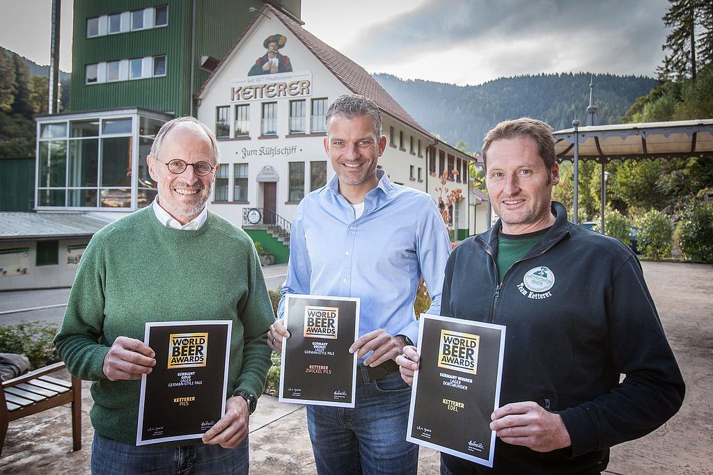 Freuen sich über den Weltmeistertitel für Ketterer Edel bei den World Beer Awards und zwei weitere Medaillen ihrer Biere (von links): Geschäftsführer Michael und Philipp Ketterer sowie Diplom-Braumeister Klaus Vogt.