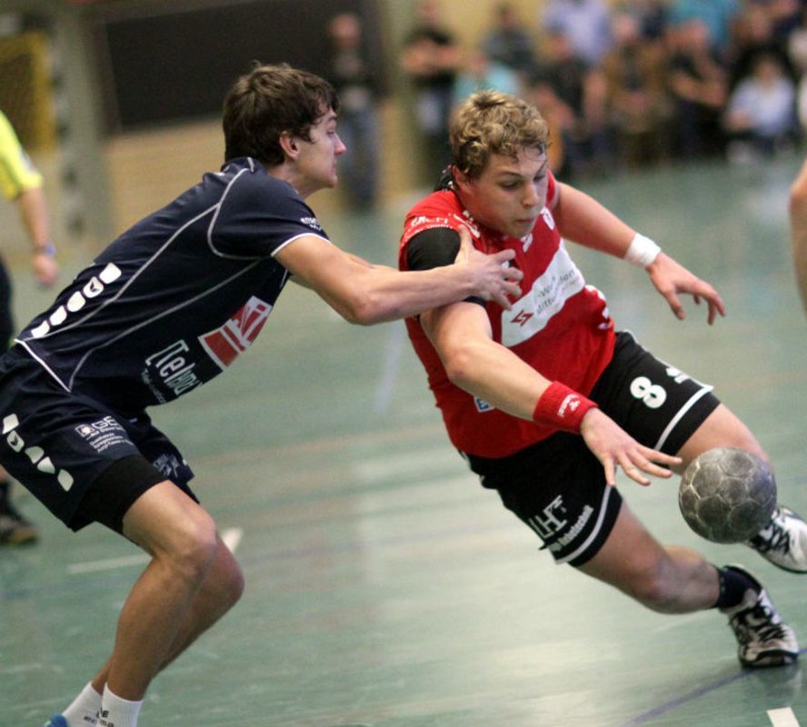 Auch bei den A-Junioren wird im Handball kräftig zugepackt.