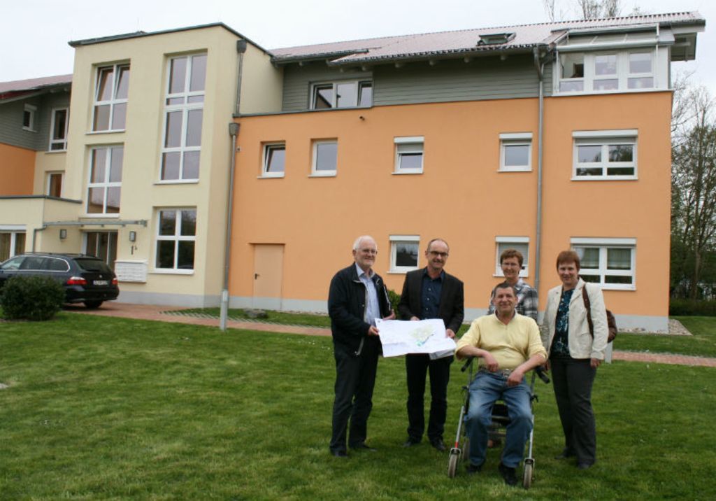 Burkhard Isenmann, Orbau, Clemens Schönle, Gemeinde Willstätt, Sysett Twerdy, Heim- und Pflegedienstleistung, Martin Gräfs, Bewohner des Pflegeheims, und Ortsvorsteherin Gabriele Ganz stellen die Neubaupläne in Willstätt vor.