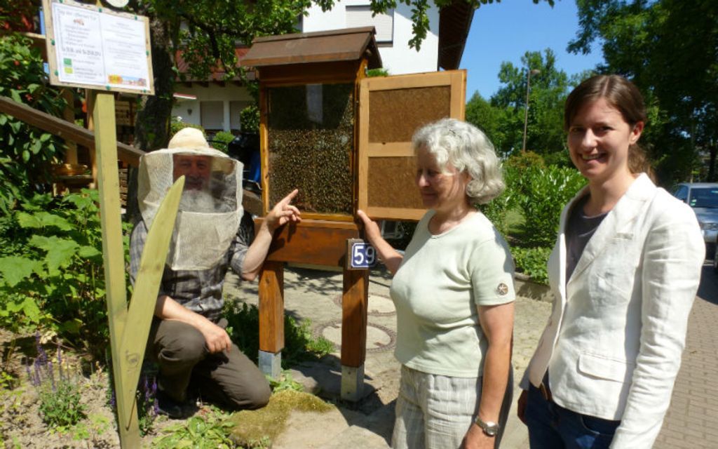 Bernd und Gabriele Krög freuen sich zusammen mit Mareike Philipp (rechts) auf die „Gläserne Produktion“ am Samstag und Sonntag in Sasbach.