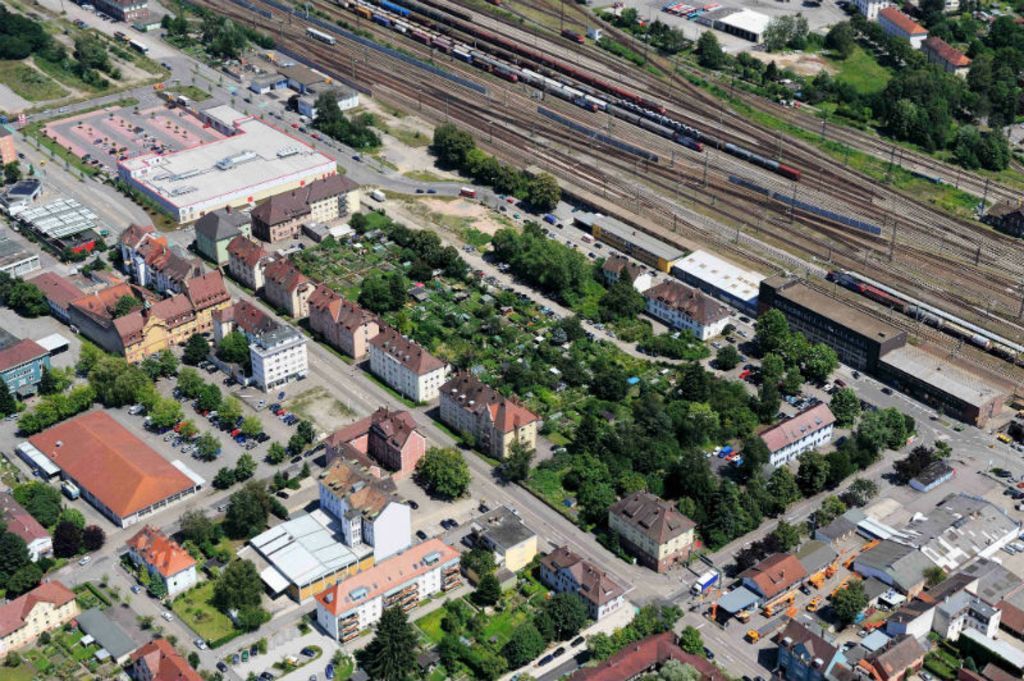 Von der Grünfläche zwischen Haupt- und Okenstraße (Bildmitte) bis weit in den Norden am Güternahnhof erstreckt sich das Areal.