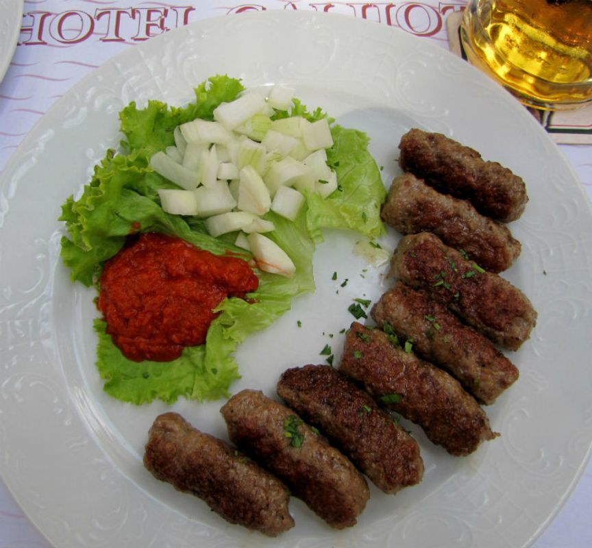 Der Klassiker der kroatischen Küche: Cevapcici mit Ajvar und Zwiebeln.
