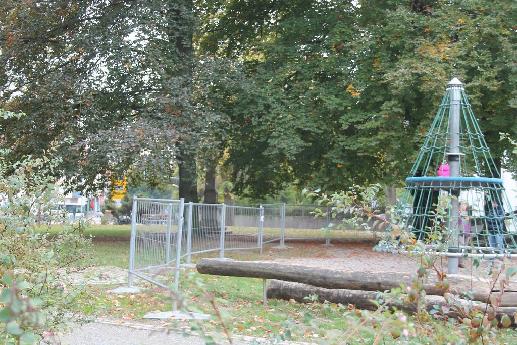 Die ersten Zäune stehen bereits, die Parkverbotsschilder sind aufgestellt: Die Bauarbeiten im Franz-Volks-Park und der gleichnamigen Straße beginnen.