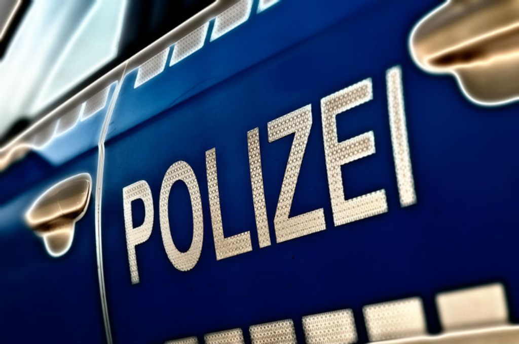 Ein Rettungshubschrauber brachte einen Schwerverletzten zur weiteren Behandlung in ein Krankenhaus.