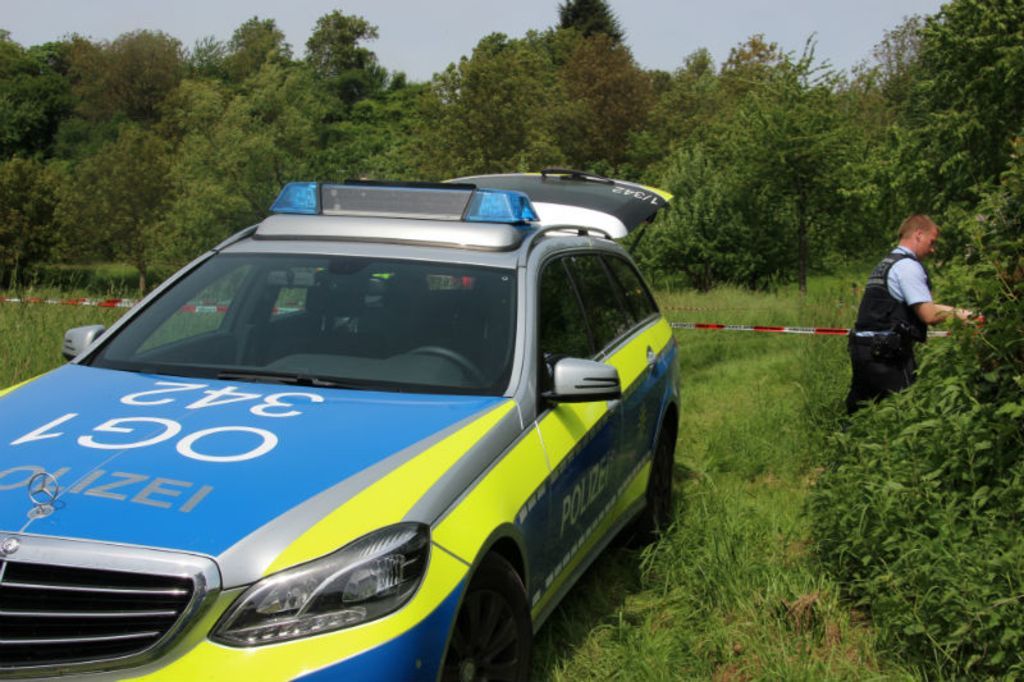 Absperrmaßnahmen der Polizei im Bereich des Tatorts.