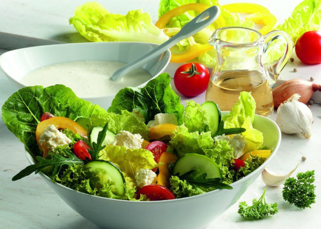 Knackig, lecker und voller Vitamine – Salat gibt es jetzt frisch vom Feld.