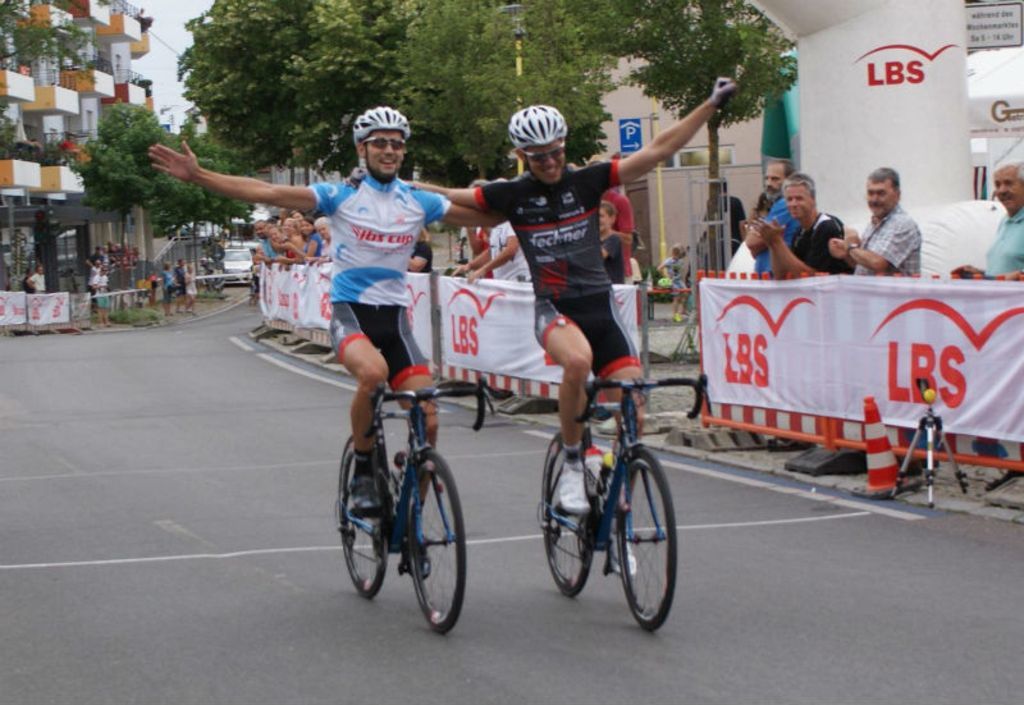 Arm in Arm fuhren Marcel Fischer (l.) und Andreas Schreier den Sieg bei der letzten Etappe des LBS-Cups nach Hause.
