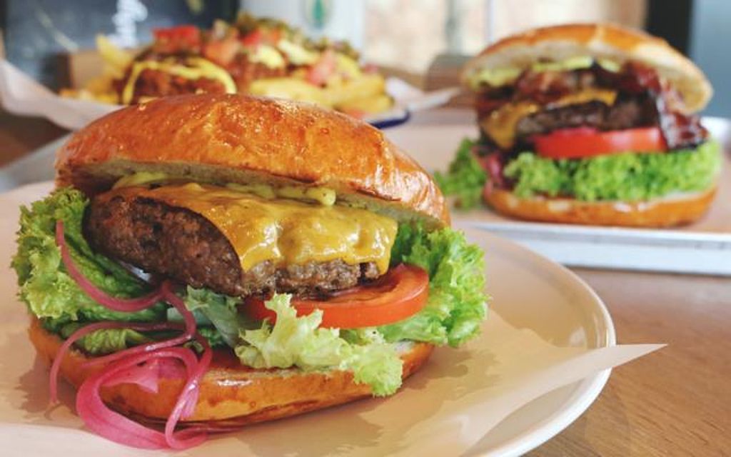 Frische Salat, ein leckerer Patty, gut schmeckende Buns und fertig ist der perfekte Cheeseburger.