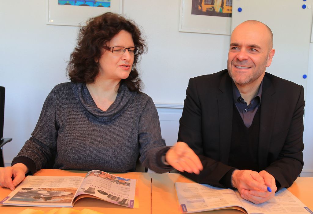 VHS-Leiterin Carmen Wenkert und der Leiter des Amts für außerschulische Bildung, Tobias Meinen, stellten das neue Programm der Volkshochschule vor.