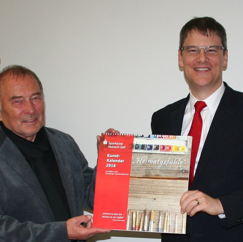 Willi Heine (links) und Bernd Jacobs präsentieren den neuen Kalender.