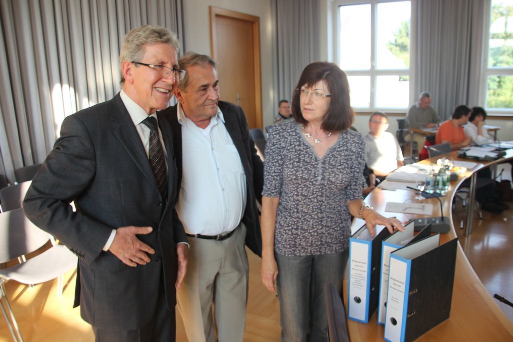 Auftakt einer unruhigen Woche: Ulla Steiner übergibt mit Harald Störk, Beiratsvorsitzender der Wohnungseigentümergemeinschaft der Römerstraße 1, 3 und 5, OB Müller die Protestbriefe.